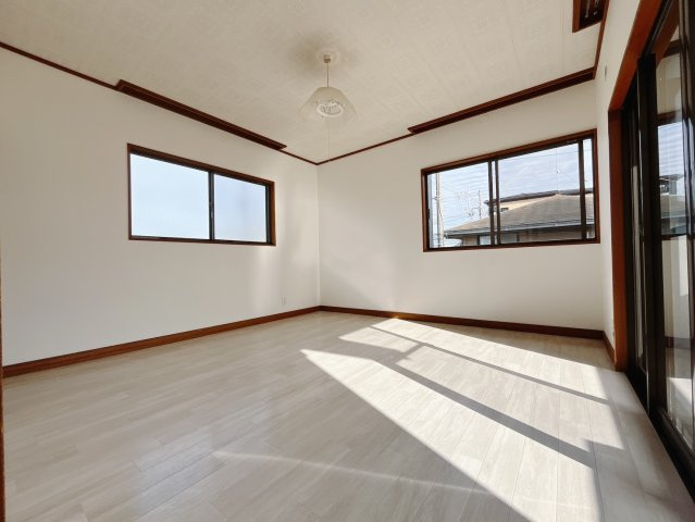 【中古戸建】太田市新道町の洋室|■2階洋室｜2階洋室には大きな窓をご用意しています。日中はあたたかな日差し差し込み自分時間も充実できますね＾＾