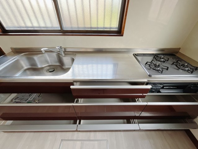 【中古戸建】太田市新道町のキッチン|■キッチン｜全スライド式収納キッチン♪お皿や鍋の出し入れもラクラクです（＾＾）！