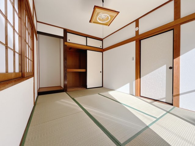 【中古戸建】太田市新道町の和室|■1階和室｜和室でしか味わえない畳ならではの香りや素材で和のやすらぎを感じてください♪休日はお子様とお昼寝するのにも最適です！