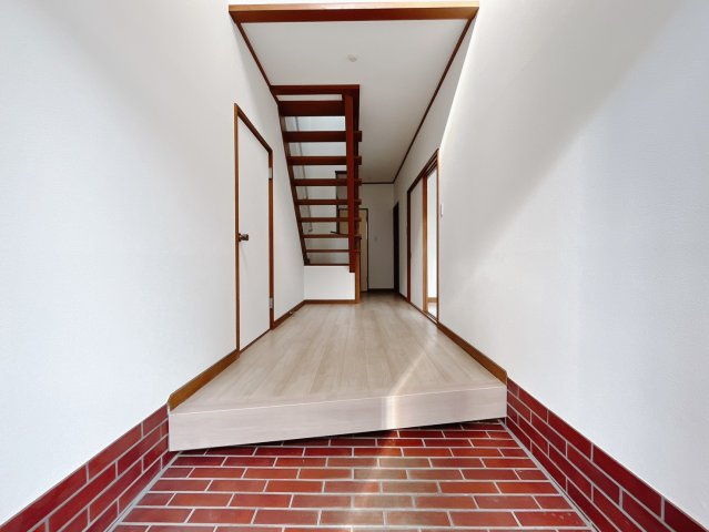 【中古戸建】太田市新道町の玄関|■玄関｜毎日の「いってらっしゃい」や「お帰りなさい」を大切なご家族と過ごす玄関広々とした玄関になっています♪