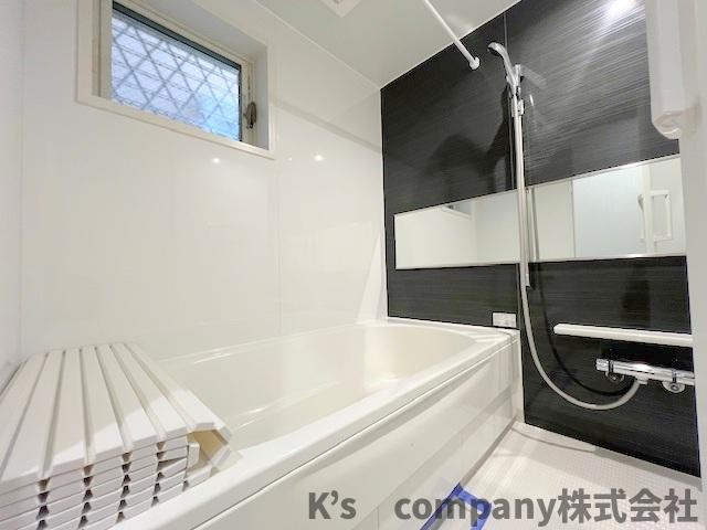 ●茅ヶ崎市松林1丁目　中古戸建の浴室|引き締まった印象になる濃い色調のアクセントパネルが使用されています◇