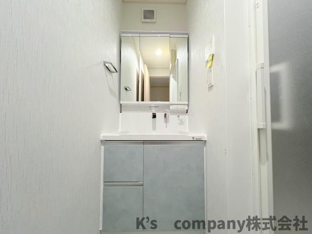 ●茅ヶ崎市松林1丁目　中古戸建の独立洗面台|三面鏡の内側には小物収納が充実しています◇