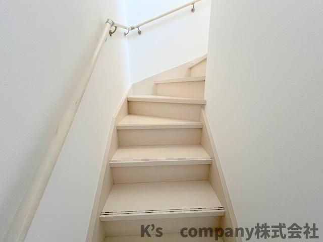 ●茅ヶ崎市松林1丁目　中古戸建の内装|手すり付きの階段☆小さなお子様やご年配の方に安心な仕様です◇