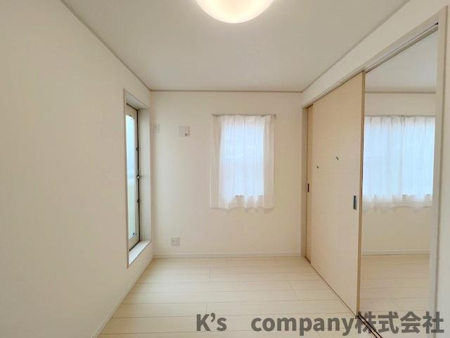 ●茅ヶ崎市松林1丁目　中古戸建の洋室|洋室4.5帖◇バルコニーに出られるお部屋です◇