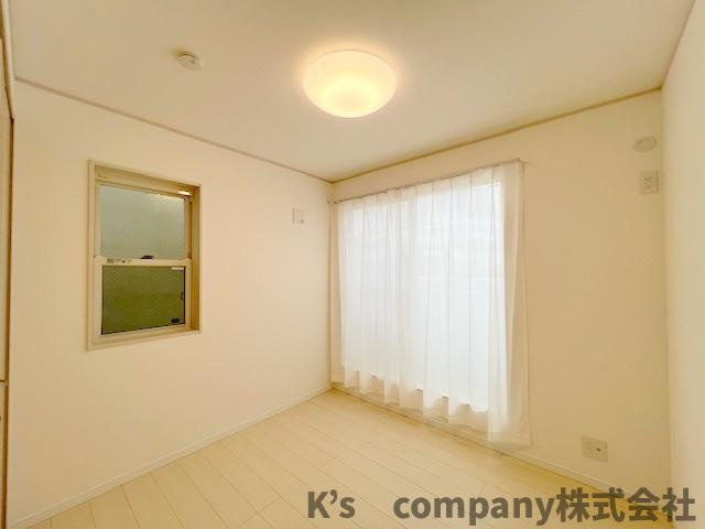 ●茅ヶ崎市松林1丁目　中古戸建の寝室|洋室5.5帖◇主寝室におすすめです◇バルコニーに出入りできます◇