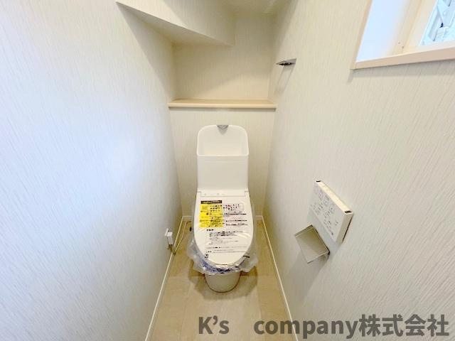●茅ヶ崎市松林1丁目　中古戸建のトイレ|換気のしやすい窓付きの清潔感のあるトイレ◇