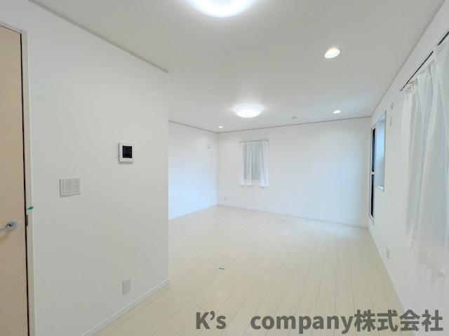 ●茅ヶ崎市松林1丁目　中古戸建の居間・リビング|キッチン側から見たリビングスペース◇