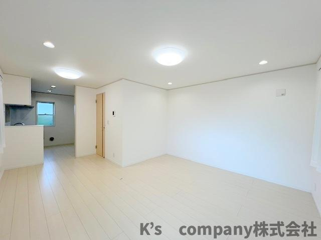 ●茅ヶ崎市松林1丁目　中古戸建の居間・リビング|リビングにいるご家族を感じながらお料理ができるカウンターキッチン♪