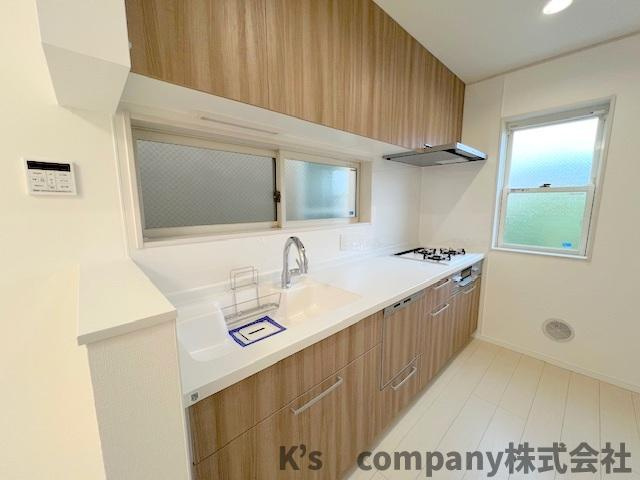 ●茅ヶ崎市松林1丁目　中古戸建のキッチン|吊戸棚収納の充実している木目調の温かみのあるシステムキッチン☆