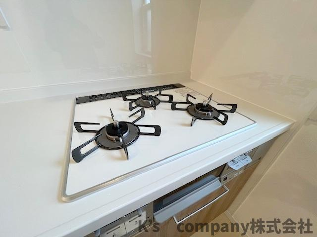 ●茅ヶ崎市松林1丁目　中古戸建のキッチン|三口ガスコンロでお料理の幅が広がります◇