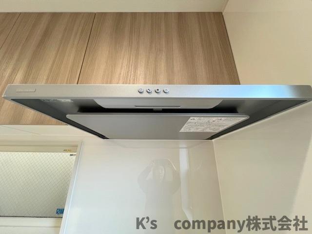 ●茅ヶ崎市松林1丁目　中古戸建のキッチン|スリムタイプのレンジフード☆扱いやすくお手入れがしやすいです◇