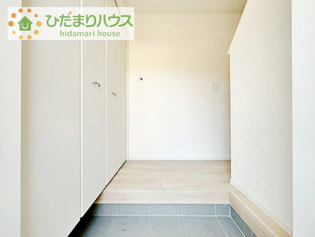 【玄関】 | つくば市自由ケ丘第10　新築戸建 | 玄関が広いので親子で並んで仲良く靴が履けますね(^^)/
