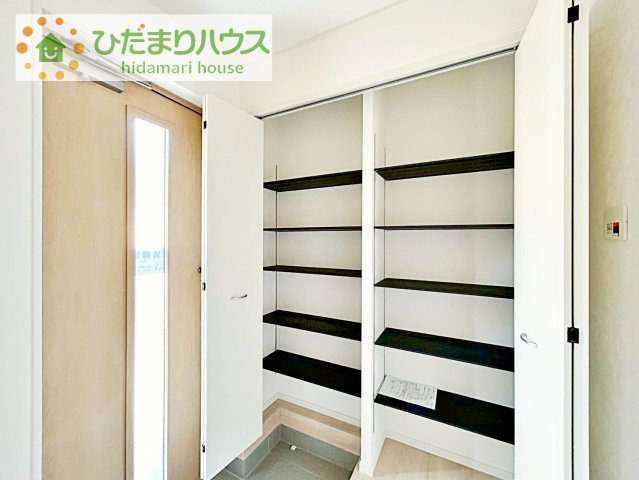 【玄関】 | つくば市自由ケ丘第10　新築戸建 | スニーカーマニアも納得の天井まであるシューズボックス!(^^)!