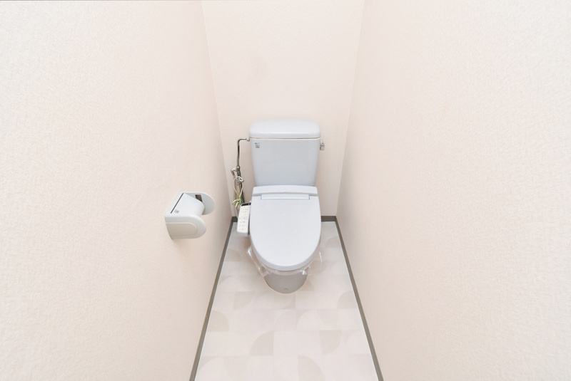 久留米市北野町大城のアパートのトイレ|落ち着いた色調のトイレです