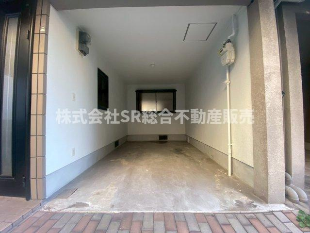 御厨栄町2丁目中古戸建の駐車場|お車をお持ちの方には嬉しい駐車場はビルトインガレージ（車種による）です！雨をしのげ、自転車・バイクも置けます！