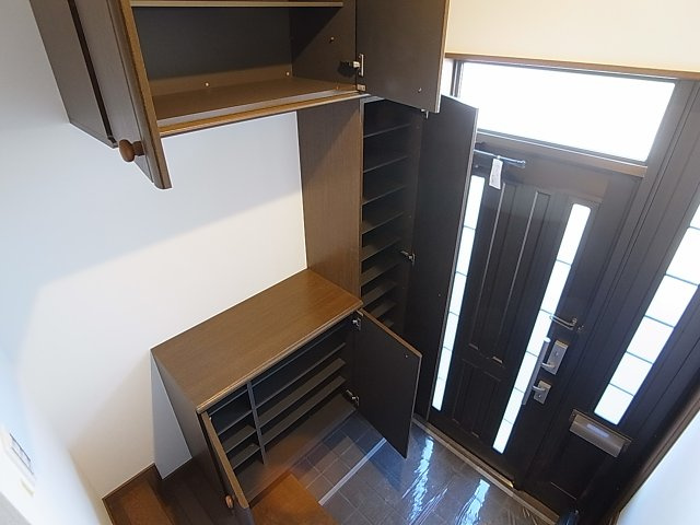 若松町1丁目貸家の玄関|靴箱を完備しています