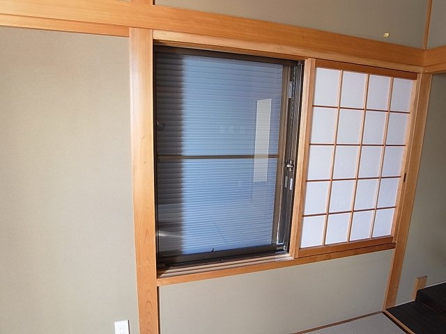 若松町1丁目貸家のその他|雨戸付きで防犯面強化