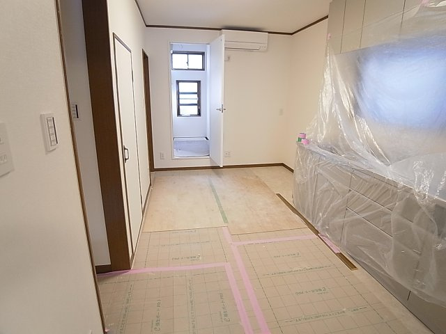 若松町1丁目貸家の居間・リビング|日当たりの良い室内はオススメ（改装中）