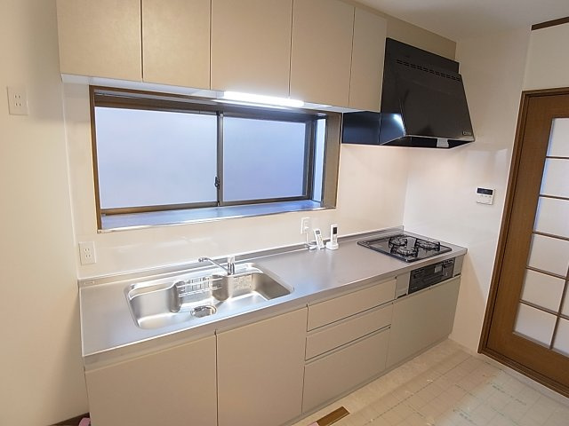 若松町1丁目貸家のキッチン|システムキッチン、3口ガスコンログリル付き