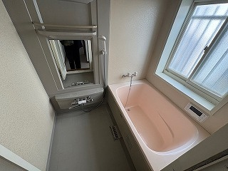 若松町1丁目貸家の浴室|窓付きのお風呂