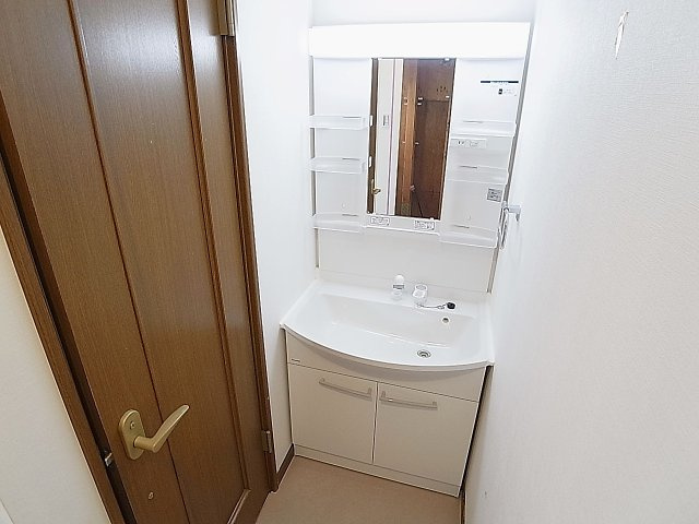 若松町1丁目貸家の洗面所|シャワー付き洗面台