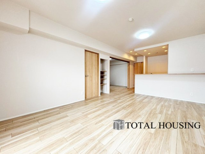 【居間・リビング】 | トーカンマンション円山北町 | オープンでのびやかな空間を生み出す、こだわりの広がりとゆとり。家族と過ごす時間を大切にしたい方にぴったりの明るくゆとりある住空間です。