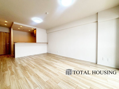 【居間・リビング】 | トーカンマンション円山北町 | 柔らかな色合いのフローリングと清潔感の溢れるクロスが明るい空間を創り出しているリビングダイニング。憩いの場に相応しく、ここで楽しむ家族の時間が絆をより深めてくれそうです。