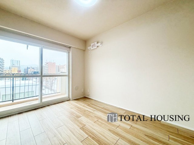 【洋室】 | トーカンマンション円山北町 | 洋室　約5.6帖
開放的なバルコニー直結のお部屋です。大きな窓はお日様の光をたっぷり取り込み、明るく癒されるプライベートルームになりそうです。