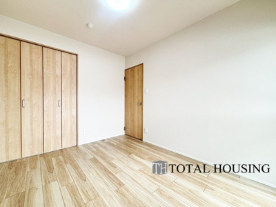 【洋室】 | トーカンマンション円山北町 | 洋室　約5.6帖
シンプルな内装の洋室は、主寝室や子ども部屋、書斎など多用途にご活用いただけます。身の回りの物をすっきり片付けられる収納付き◎