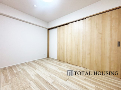 【洋室】 | トーカンマンション円山北町 | 洋室　約5.4帖
LDKに隣接する洋室は、扉を開放すればLDKと繋がります。夜間は個室にスイッチすることも可◎ご家族のライフステージに合わせた空間を創ることができる便利なお部屋です！