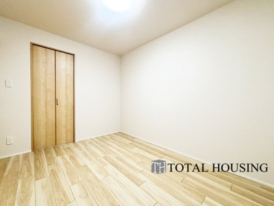 【洋室】 | トーカンマンション円山北町 | 洋室　約5.4帖
家族一人ひとりの大切なプライベート空間。趣味に合わせて使って頂けるようシンプルに仕上げてあります。暮らし心地を大きく左右する収納を、適材適所に配置し使い勝手を考慮しました。