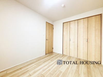 【洋室】 | トーカンマンション円山北町 | 洋室　約5.3帖
壁面クローゼットのメリットは、衣類が横一列に並ぶためひと目で洋服が選びやすいです♪衣類をたくさんお持ちの方も、限られたスペース内に無理なく収納することができます。