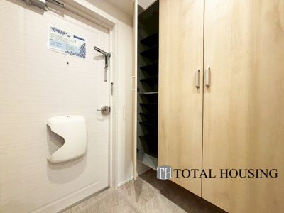 【玄関】 | トーカンマンション円山北町 | 人を迎え入れる最初の場所だからこそ、清潔感と余裕のある玄関スペースです♪散らかりがちな玄関ですが、トールサイズの玄関収納を設けたのでいつでもスッキリとした場所を保てます。