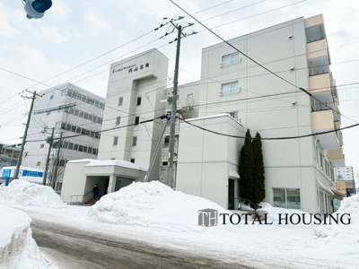 【外観】 | トーカンマンション円山北町 | 流行に左右されず、将来にわたって価値が継続する「上質」な佇まい。親しみやすさが暮らしを豊かにしてくれる住空間です。