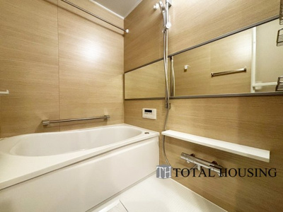 【浴室】 | トーカンマンション円山北町 | 限られた空間を広く見せるワイドミラーを採用したバスルーム。毎日の疲れを癒やすバスタイムを。浴室換気乾燥暖房機付きで浴室内干しも可能！