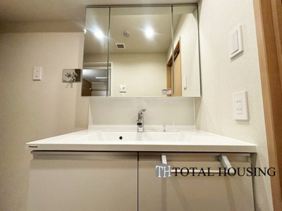 【独立洗面台】 | トーカンマンション円山北町 | 一日の始まりの朝、歯磨きをしたりメイクや髪をセットしたり・・・使いやすさが考えられた3面鏡です♪シャワー付水栓で洗面台でのシャンプーや毎日の掃除に大変便利ですね♪