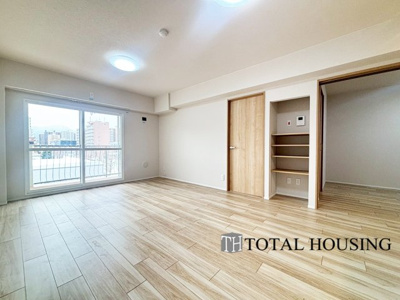 【居間・リビング】 | トーカンマンション円山北町 | 約15.8帖の広々としたリビングが魅力的♪日当たりもよく居心地の良い空間です。家族とのコミュニケーションが自然と弾むような仕様は、住む人に笑顔をという想いが込められています。