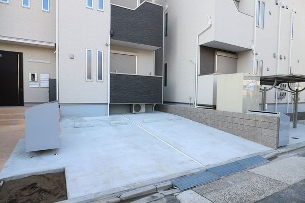 Grandtic Residence堀田の駐車場
