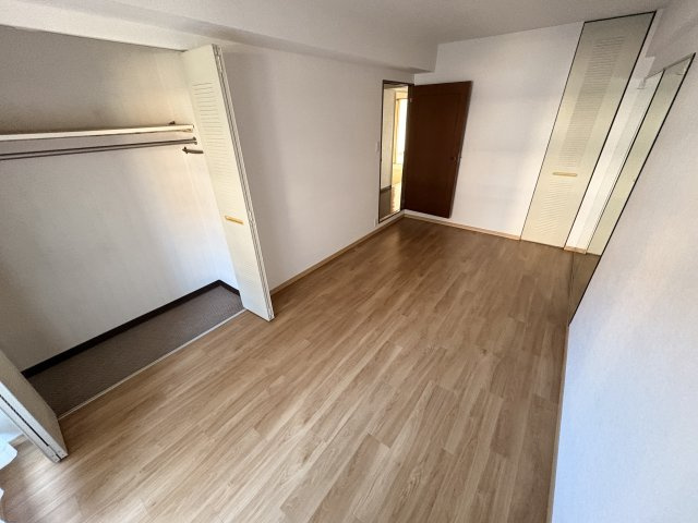 ヴェルナール学園前D棟の玄関