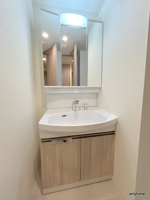 コンフォリア・リヴ桜川ソルテラス　仲介手数料無料の洗面所