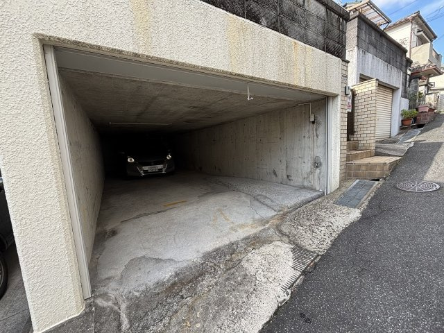 垂水区塩屋台2丁目6-16の駐車場|縦列2台分（車高160ｃｍ）