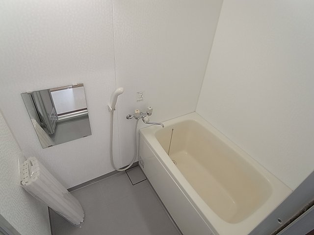 エステート五宮の浴室|綺麗な鏡付きのバスルーム