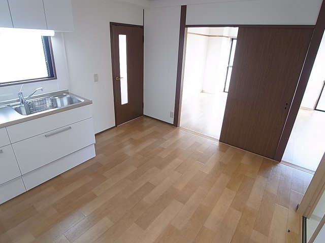 エステート五宮の居間・リビング|使いやすいダイニングスペース