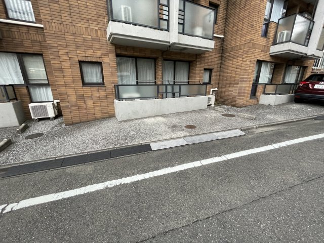 エマーレ永山の駐車場