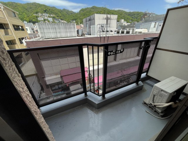 オギタビルのバルコニー