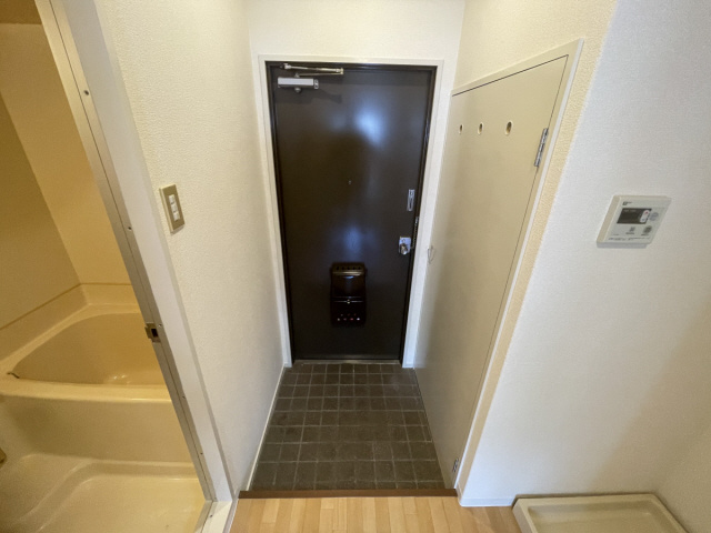 オギタビルの玄関