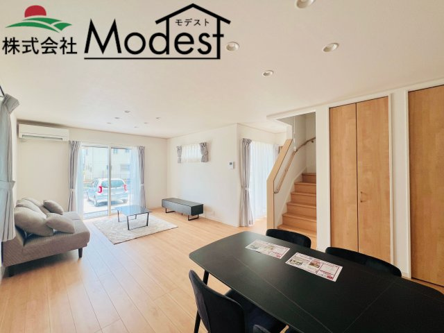 太田市東別所町の居間・リビング|リビング階段で、ご家族の会話も弾みます♪