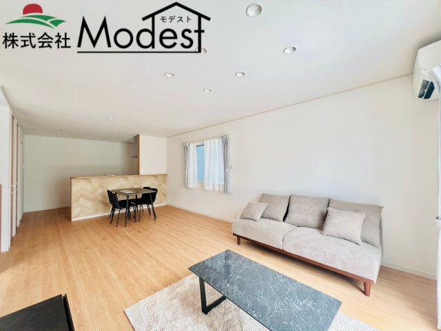 太田市東別所町の居間・リビング|20帖のリビングは広々開放的♪