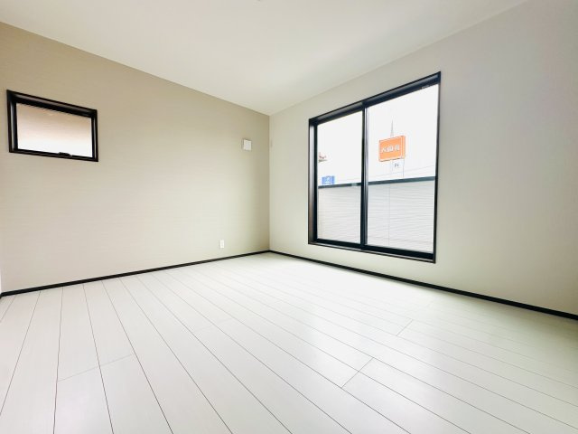 伊勢崎市寿町の洋室|7帖の主寝室は、大きいベッドを設置しても広々空間♪バルコニーへも出入り出来ます！！