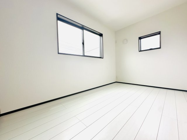 伊勢崎市寿町の洋室|南側の窓から日差しが差し込む5.75帖の洋室♪